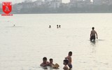 Hà Nội nắng nóng 38 độ C, người dân đổ xô ra hồ Tây tắm giải nhiệt